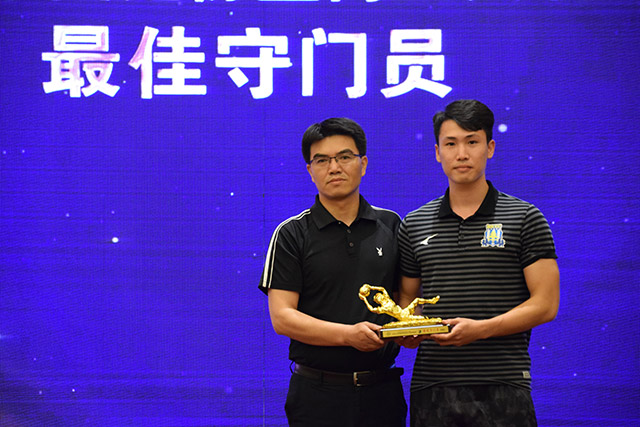 出发上海，郭艾伦正式签约，亮相新岗位，给张镇麟传球太惊喜